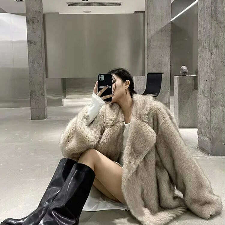 Lautaro Winter Loose Faux Fur Coat for Women – Luxury & Comfort