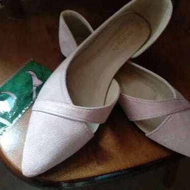 Suede flats, pointed toe, pure color, pink or black.