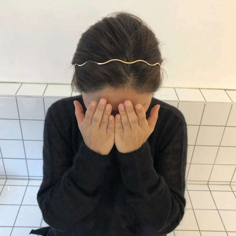 2025 Fashion Women Gold Metal Wave Bending Hairband.