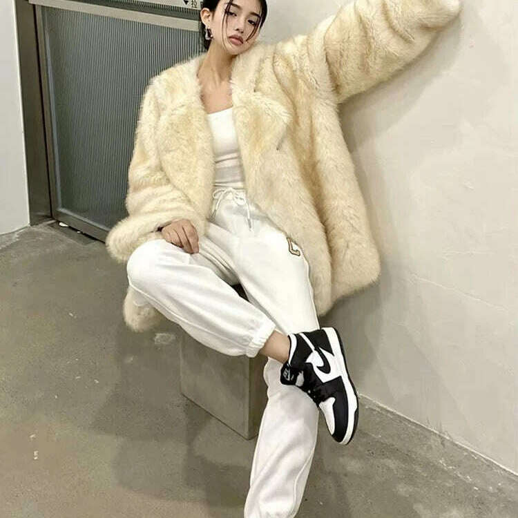 Lautaro Winter Loose Faux Fur Coat for Women – Luxury & Comfort