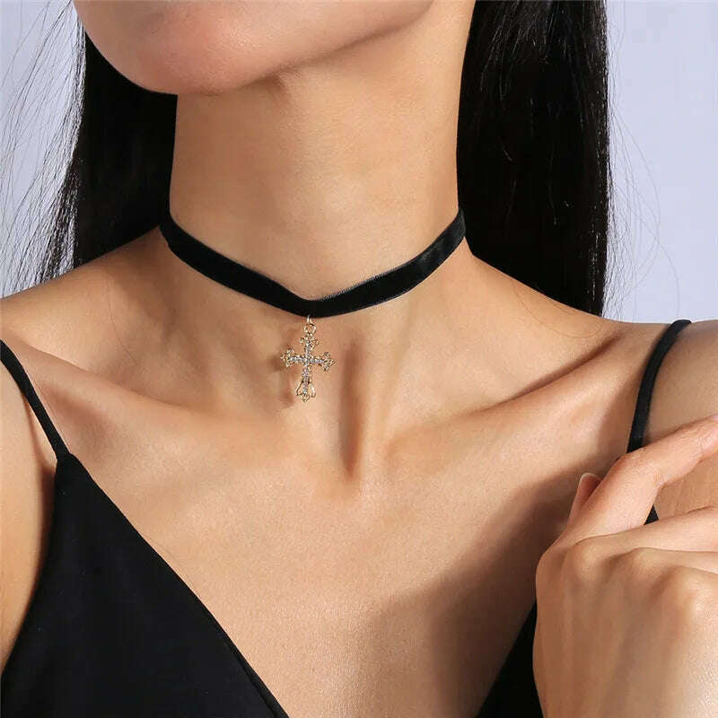 Fashion Sexy Black Velvet Chokers Necklaces Punk Style Statement Crystal Love Hearts Necklace For Women Party Jewelry