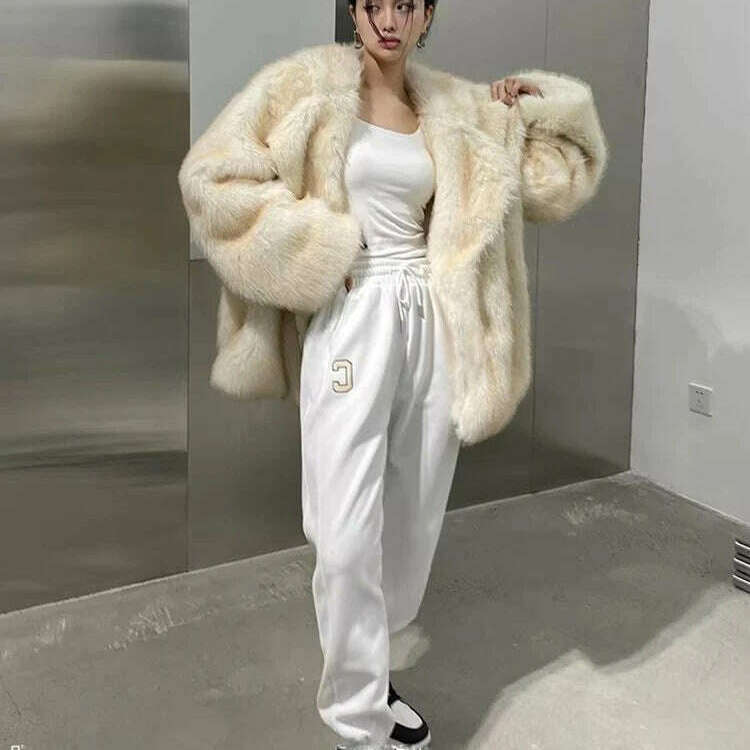 Lautaro Winter Loose Faux Fur Coat for Women – Luxury & Comfort