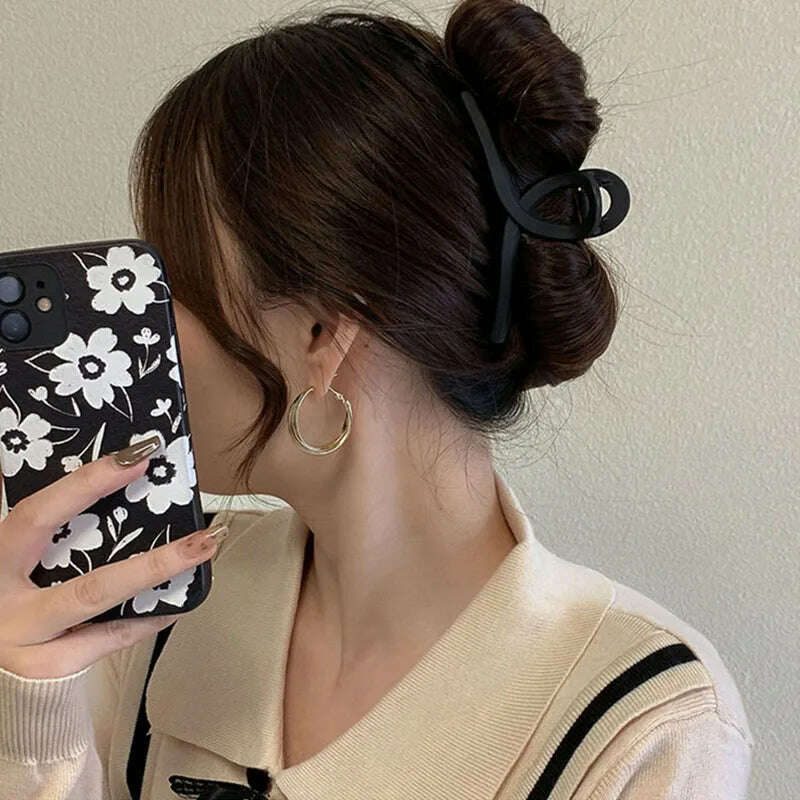 Elegant Black Geometric Hair Claw.