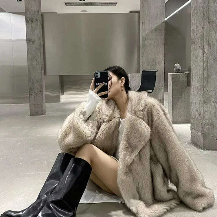 Lautaro Winter Loose Faux Fur Coat for Women – Luxury & Comfort