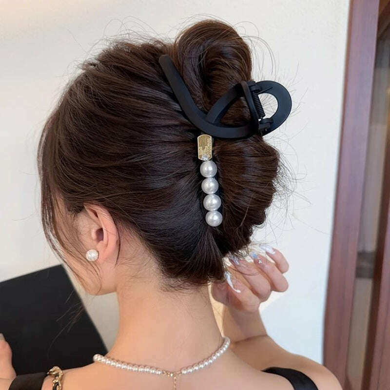 Vintage Korean Pearl Hair Claw Clip