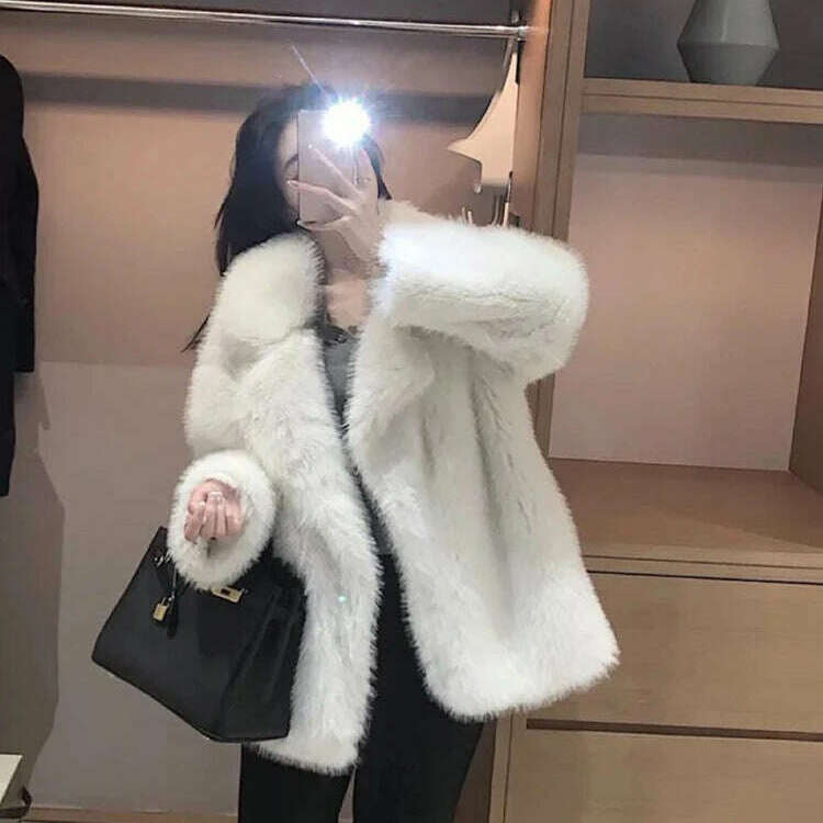 Lautaro Winter Loose Faux Fur Coat for Women – Luxury & Comfort