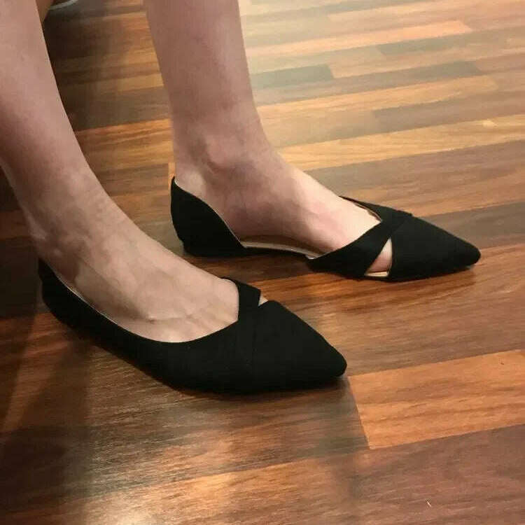 Suede flats, pointed toe, pure color, pink or black.