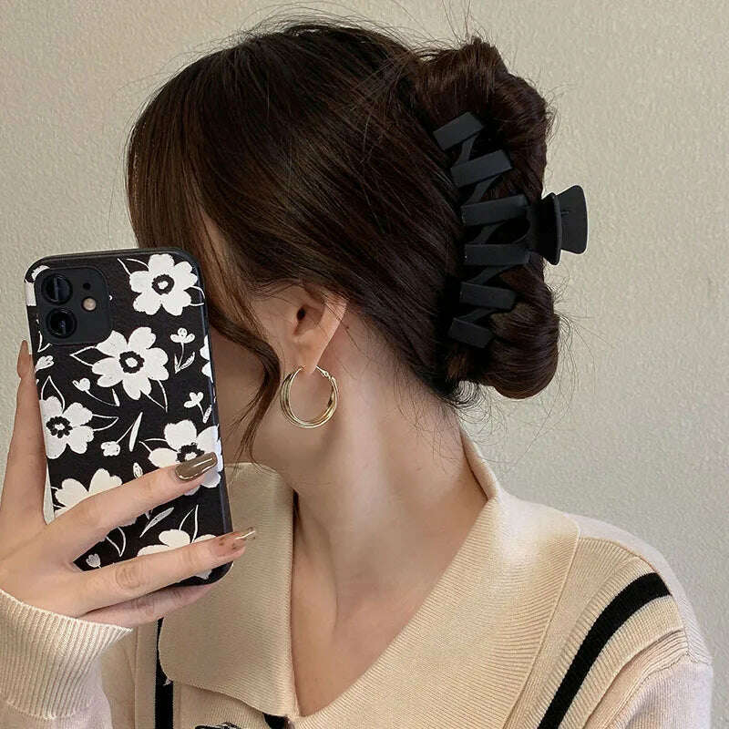 Elegant Black Geometric Hair Claw.