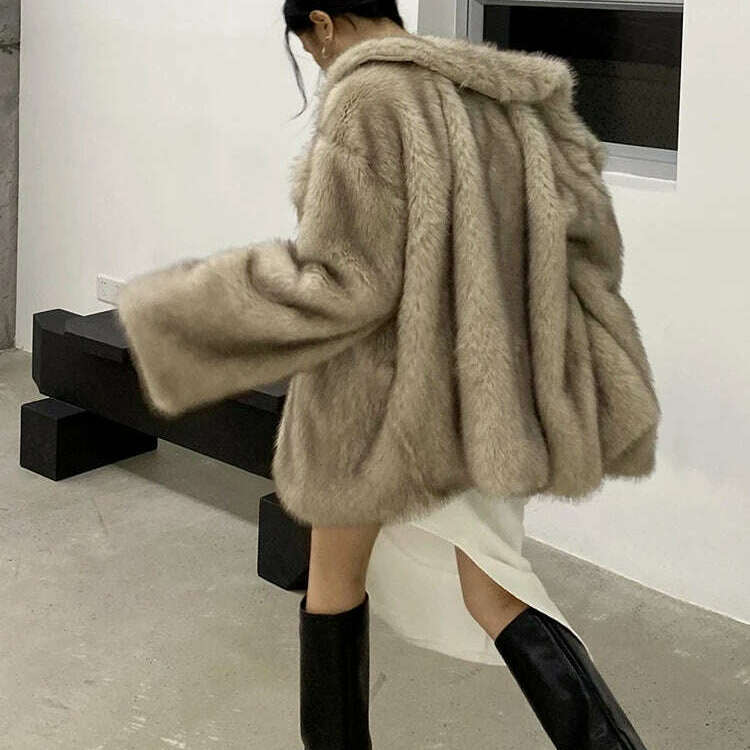 Lautaro Winter Loose Faux Fur Coat for Women – Luxury & Comfort