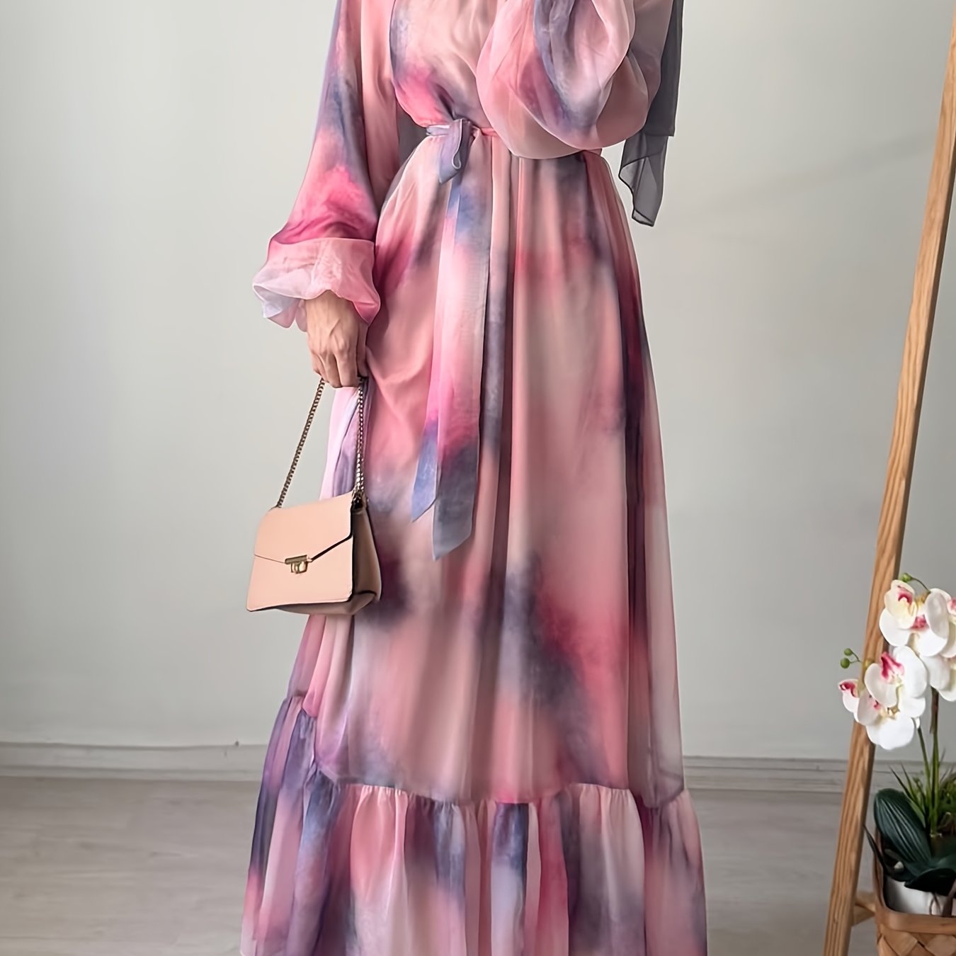 Elegant Long Dress with a Round Neck, Tie-Dye Design, And Waist Belt, Perfect for Casual Gatherings And Vacations in The Middle East for Muslim Women (Headscarf Not Included).