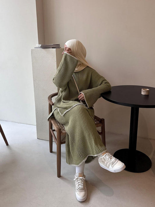 A Two-Piece Solid Color Minimalist Sweater Set with Lace Trim, Suitable for Indoor Casual Coffee Occasions in Autumn And Winter. The Sweater Is Loose, And The Skirt Is a Half-Length Skirt.